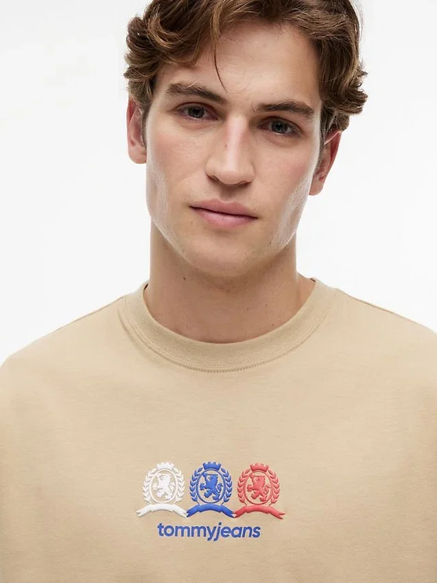 Tommy Jeans Multi-Crest Logo T-Shirt Tommy Jeans Multi-Crest Logo T-Shirt